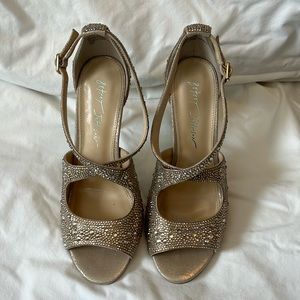 Blue by Betsey Johnson Sage sandal size 8M Light Gold